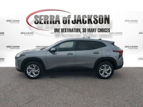 Used 2024 Chevrolet Trax LS w/ LS Convenience Package FWD image 6