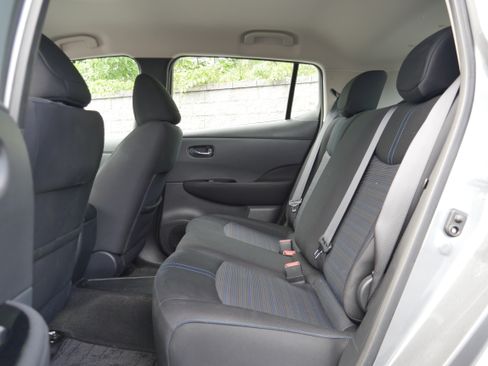 Used 2018 Nissan Leaf SV w/ SV Technology Package FWD image 14