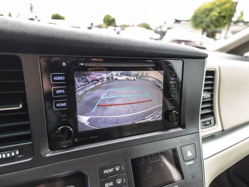 Used 2017 Toyota Sienna LE FWD image 14