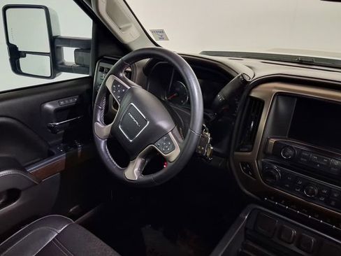 Used 2018 GMC Sierra 2500 Denali w/ Duramax Plus Package AWD/4WD image 18