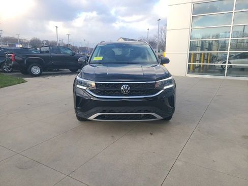 Used 2024 Volkswagen Taos SE w/ Panoramic Sunroof Package image 2