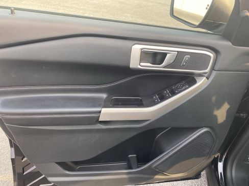 Used 2022 Ford Explorer XLT w/ Equipment Group 202A image 9