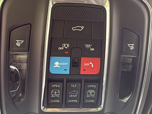Used 2025 Jeep Grand Cherokee Limited w/ Luxury Tech Group II AWD/4WD image 22