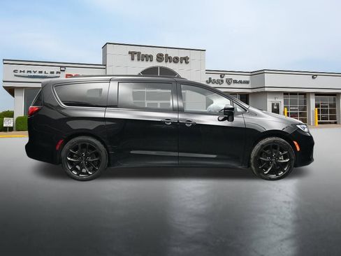 Used 2025 Chrysler Pacifica Limited FWD image 6