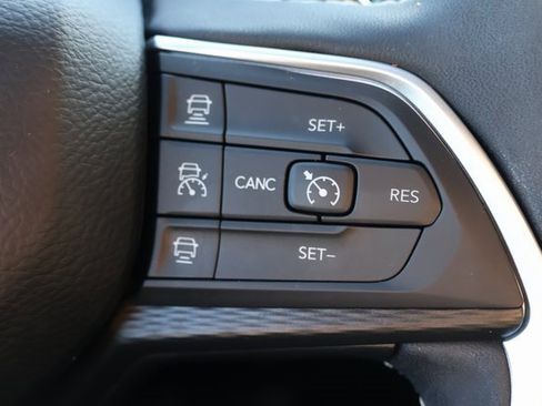 Used 2024 Jeep Grand Cherokee Laredo image 12