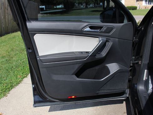 Used 2019 Volkswagen Tiguan SE w/ Panoramic Sunroof Package image 12