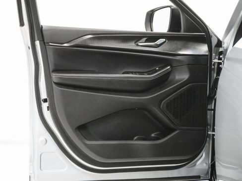 Certified 2025 Jeep Grand Cherokee Laredo w/ Luxury Tech Group I image 14