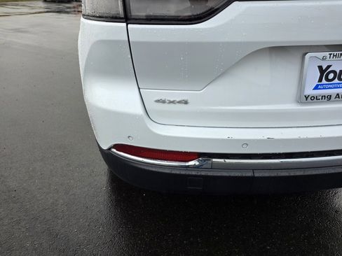 Used 2024 Jeep Grand Cherokee Limited image 10