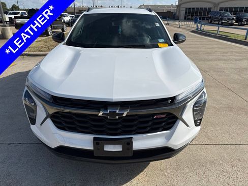 Used 2025 Chevrolet Trax RS FWD image 2