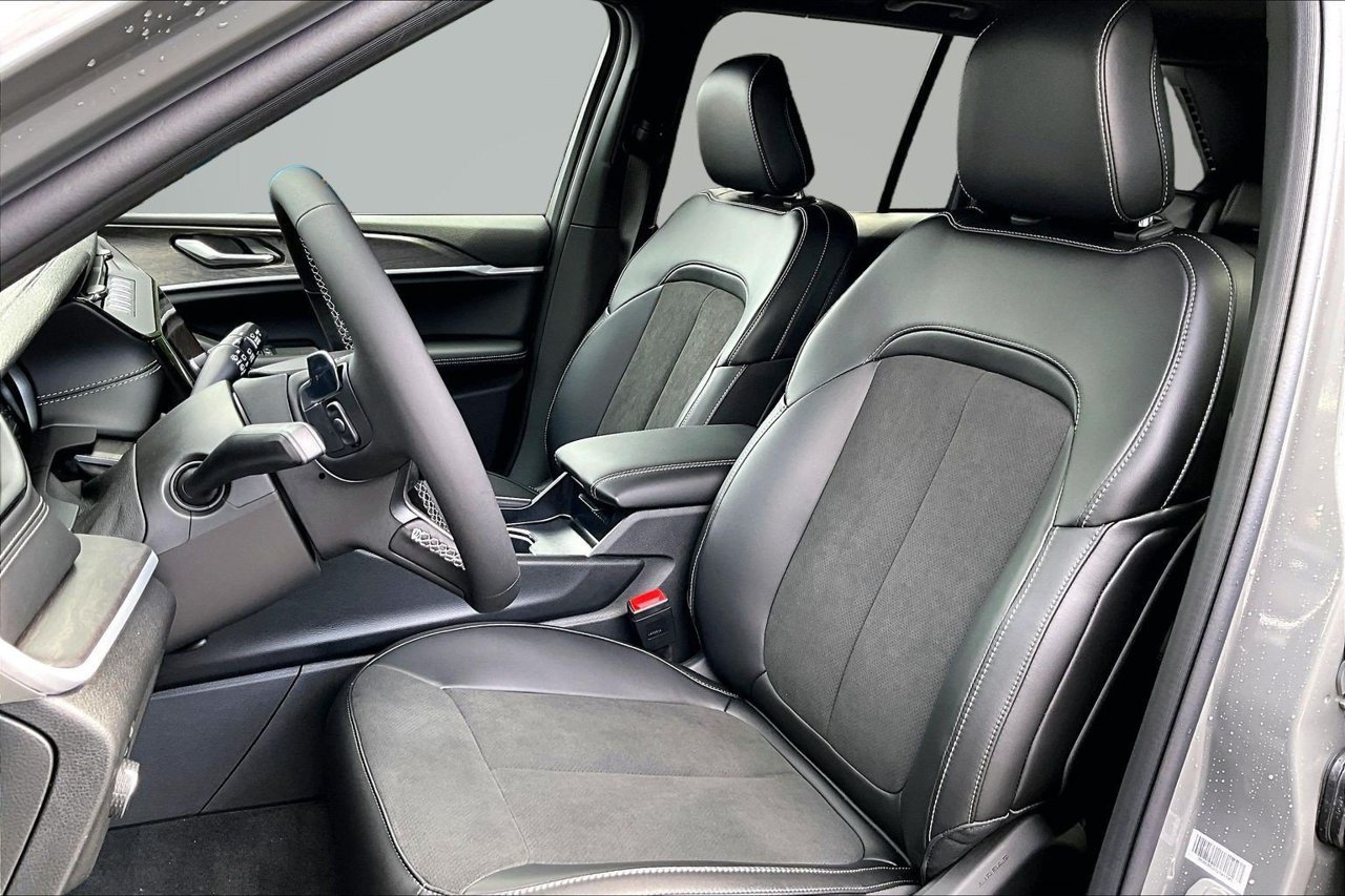 New 2027 Jeep Grand Cherokee Altitude AWD/4WD image 17