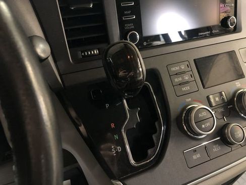 Used 2020 Toyota Sienna XLE image 25