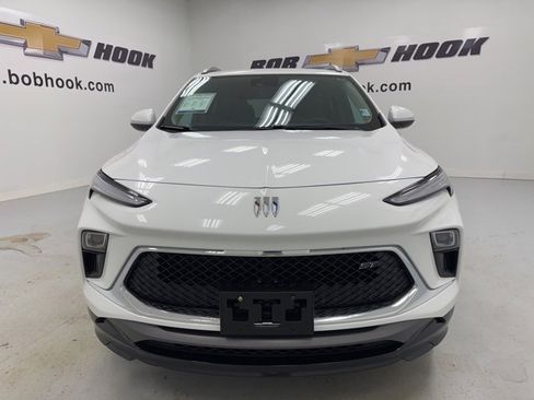 Used 2024 Buick Encore GX Sport Touring image 2