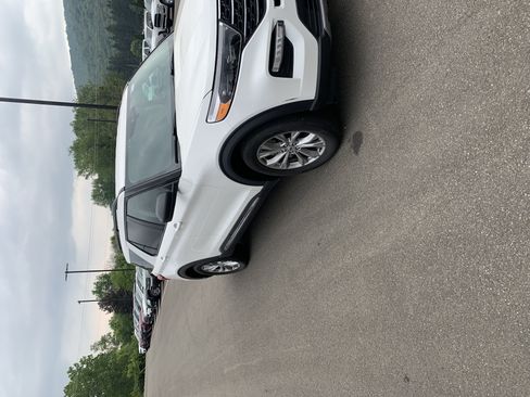 Used 2021 Ford Explorer XLT w/ Equipment Group 202A AWD/4WD image 8