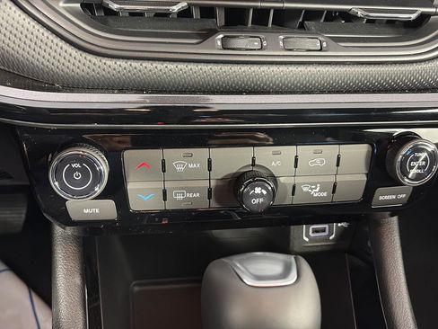 New 2026 Jeep Compass Latitude image 12