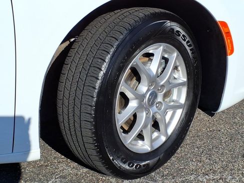 Used 2024 Chrysler Pacifica Touring-L image 8