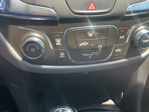 Used 2018 Chevrolet Equinox LS AWD/4WD image 21