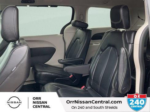 Used 2023 Chrysler Pacifica Touring-L FWD image 14