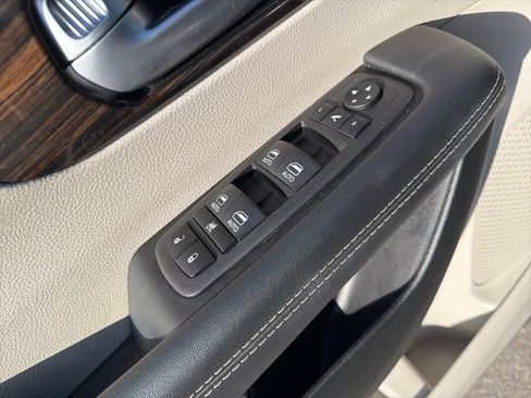 Used 2023 Chrysler Pacifica Limited image 23