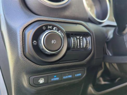 Used 2020 Jeep Wrangler Unlimited Sahara image 29