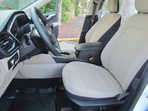 Used 2020 Ford Escape SE image 19