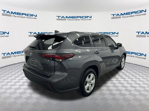 Used 2024 Toyota Highlander LE FWD image 5