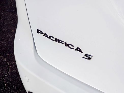 Used 2025 Chrysler Pacifica Limited image 22