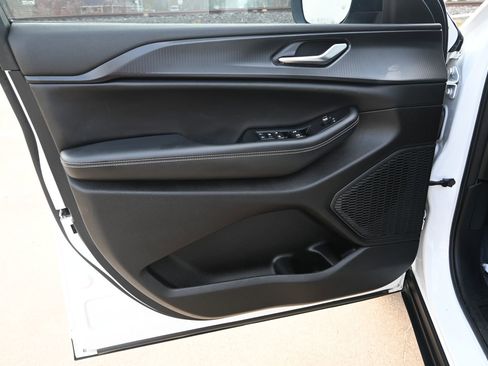 Used 2023 Jeep Grand Cherokee Laredo w/ Luxury Tech Group I image 8