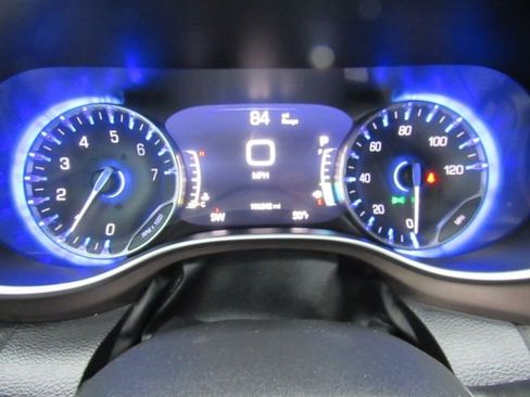 Used 2017 Chrysler Pacifica Touring-L Plus image 13