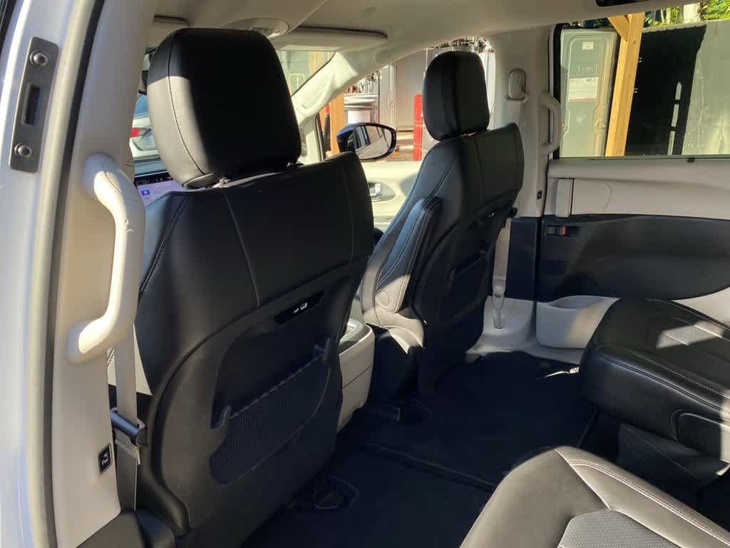 Used 2024 Chrysler Pacifica Touring-L FWD image 14