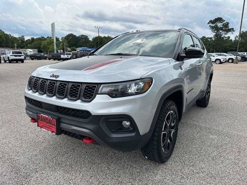 Certified 2025 Jeep Compass Trailhawk AWD/4WD image 3