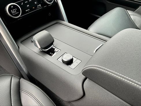 New 2025 Land Rover Discovery Dynamic SE image 9