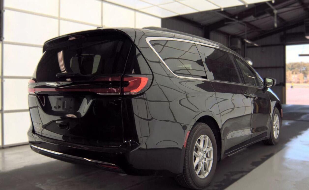 Used 2022 Chrysler Pacifica Touring-L FWD image 3
