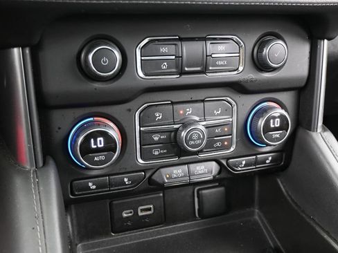 Used 2022 Chevrolet Suburban Z71 w/ Luxury Package AWD/4WD image 28