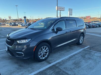 Used 2022 Chrysler Pacifica Touring-L w/ Uconnect Theater Family Group
