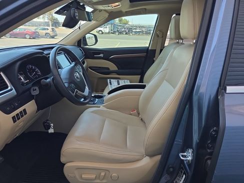 Used 2017 Toyota Highlander Limited Platinum AWD/4WD image 3