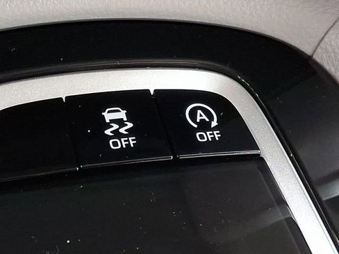 Used 2025 Toyota Corolla Cross LE image 23