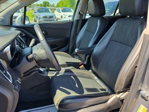 Used 2019 Chevrolet Trax LT w/ LT Convenience Package FWD image 14