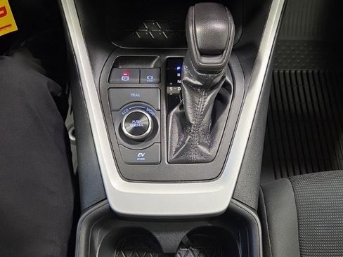 Used 2020 Toyota RAV4 LE image 25