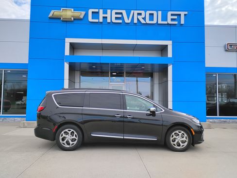Used 2023 Chrysler Pacifica Limited image 10
