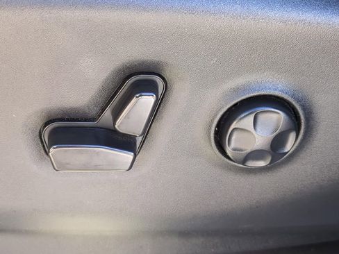 Used 2023 Chrysler Pacifica Touring-L image 7