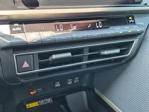 Used 2025 Toyota Camry SE w/ Convenience Package FWD image 15