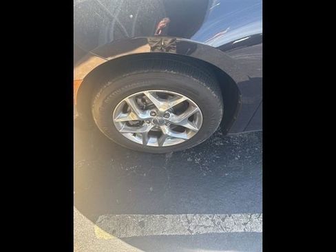 Used 2017 Chrysler Pacifica Limited w/ UConnect Theater Package FWD image 18