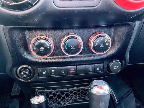 Used 2016 Jeep Wrangler Unlimited Sahara image 31