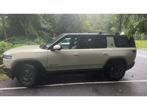 Used 2025 Rivian R1S Premium Dual AWD/4WD image 2