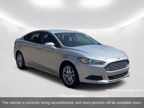 Used 2016 Ford Fusion SE FWD image 3
