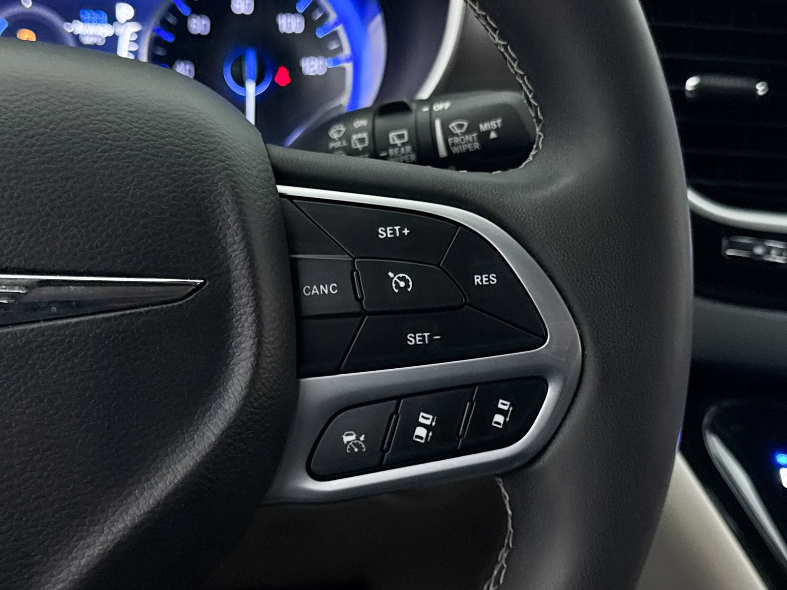 Used 2024 Chrysler Pacifica Touring-L FWD image 31