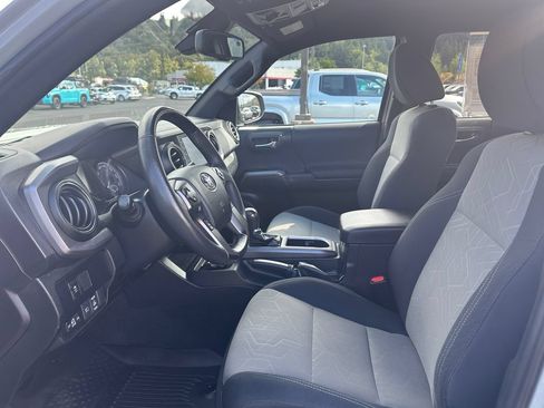 Used 2022 Toyota Tacoma TRD Off-Road w/ Black Out Package (TMS) AWD/4WD image 13