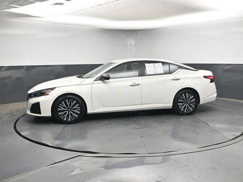 Used 2025 Nissan Altima 2.5 SV image 2
