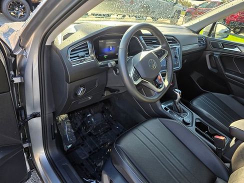 Used 2022 Volkswagen Tiguan SE w/ Panoramic Sunroof Package AWD/4WD image 21