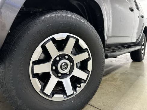 Used 2018 Toyota 4Runner TRD Off-Road AWD/4WD image 29